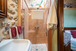 Douche, sèche-cheveux, serviettes fournies