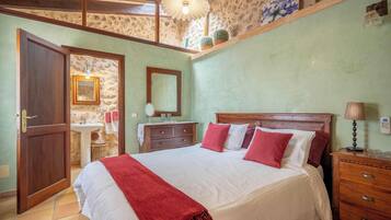 1 habitación, tabla de planchar con plancha, wifi gratis y ropa de cama