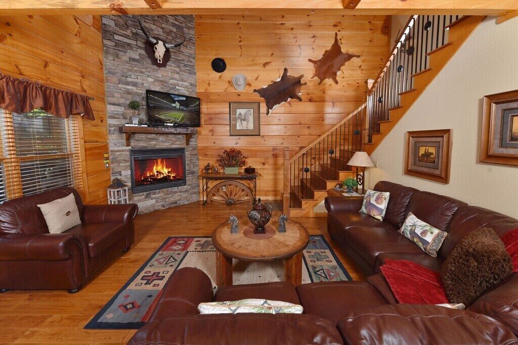 3 suites w/ fireplaces&garden jacuzzi tubs, pool table, arcade, foosball&hot tub