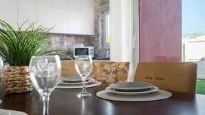 Una mesa puesta con platos, vasos y una maceta tejida.