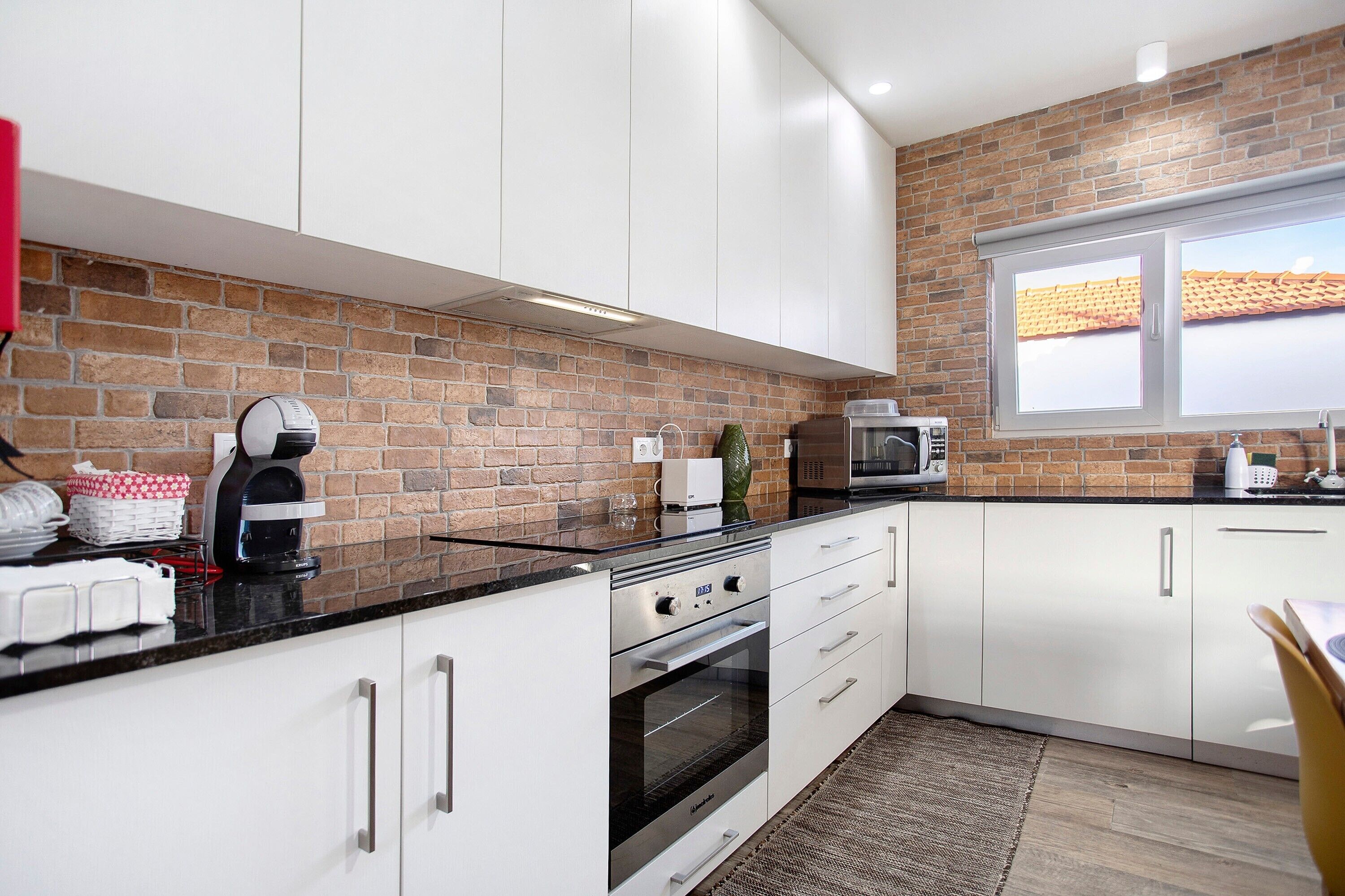 冷蔵庫、電子レンジ、オーブン、コンロ