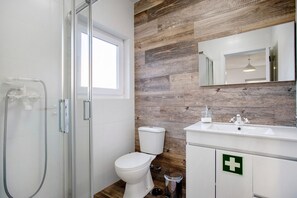 Shower, hair dryer, towels - Holiday Home "Casa da Padaria" with Garden, Air Conditioning & Wi-Fi (Leiria)