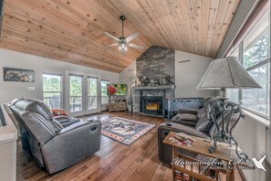 Televisio, takka, pöytäjalkapallopöytä