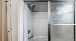 Kombination af bruser/badekar, boblebadekar, hårtørrer, håndklæder