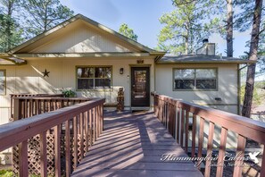 Exterior - Buendia Cabin – Relax in the Hot Tub, Play in the Game Room, Stream with Fast Wi-Fi (Ruidoso)