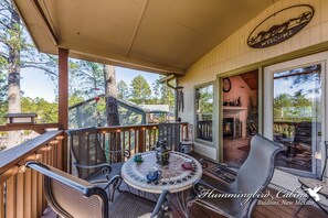 Outdoor dining - Buendia Cabin – Relax in the Hot Tub, Play in the Game Room, Stream with Fast Wi-Fi (Ruidoso)