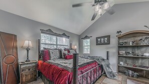 3 bedrooms, iron/ironing board, WiFi, bed sheets - Buendia Cabin – Relax in the Hot Tub, Play in the Game Room, Stream with Fast Wi-Fi (Ruidoso)