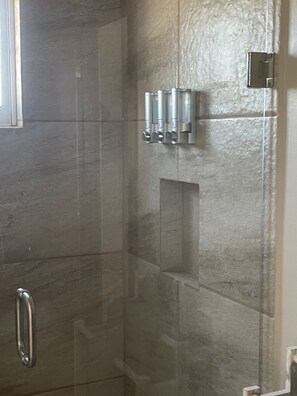 Chuveiro, chuveiro com efeito de chuva, secador de cabelo 