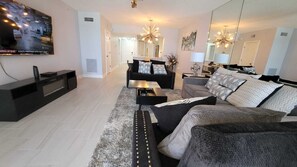 Smart TV, caminetto, libri