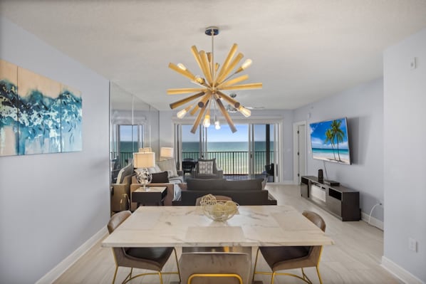 TV connectée, cheminée, livres