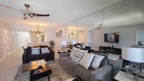 Smart TV, caminetto, libri