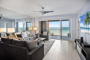 TV connectée, cheminée, livres