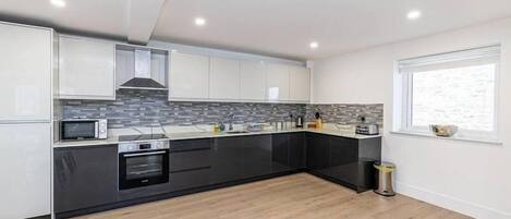 Een koelkast, een magnetron, een oven, een kookplaat