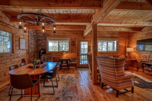 Cozy Mnt.Home with Hot Tub, Game Room, Beautiful Views and Great Activities Nearby!