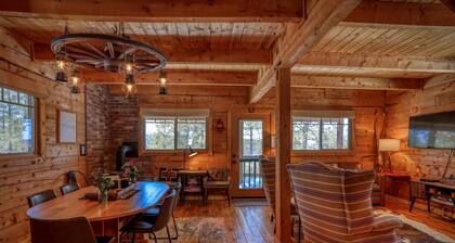 Cozy Mnt.Home with Hot Tub, Game Room, Beautiful Views and Great Activities Nearby!