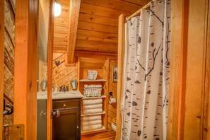 Shower, hair dryer, towels, shampoo - Tubing Promo! Cozy Mnt.Home with Hot Tub, Game Room, Beautiful Views and Great Activities Nearby! (Pagosa Springs)
