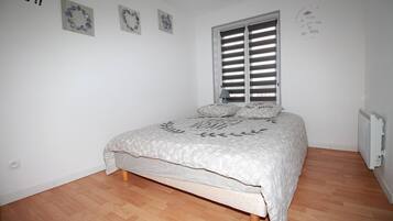 2 slaapkamers, een strijkplank/strijkijzer, internet, beddengoed