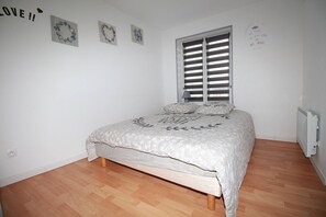 2 chambres, fer et planche à repasser, accès à Internet, literie fournie