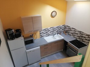 Kjøleskap, mikrobølgeovn, ovn og kokeplater