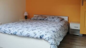 1 chambre, fer et planche à repasser, accès Internet, draps fournis