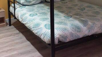 1 chambre, fer et planche à repasser, accès Internet, draps fournis