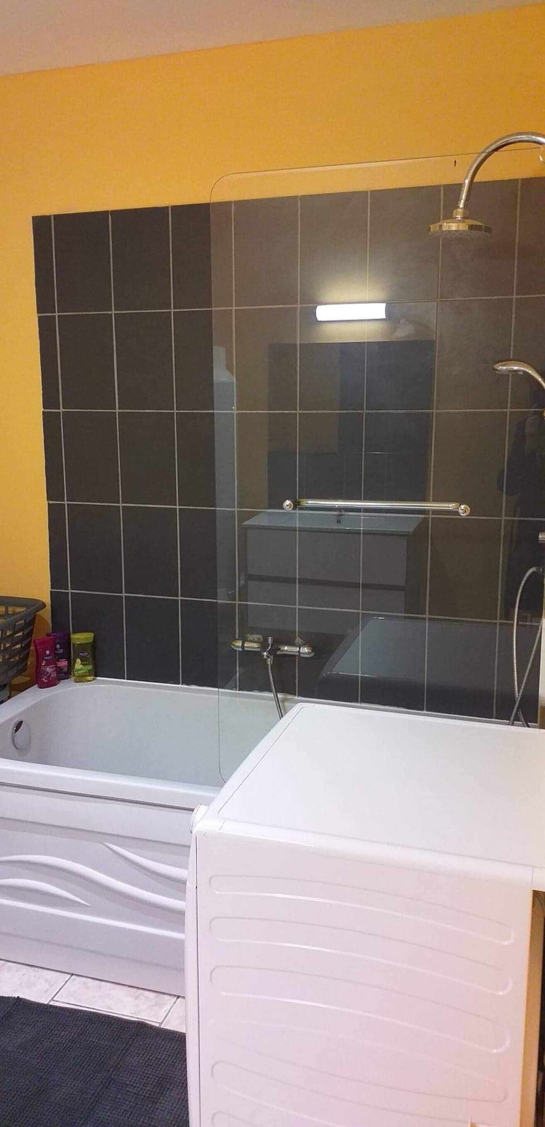 Ensemble douche/baignoire, sèche-cheveux, serviettes fournies