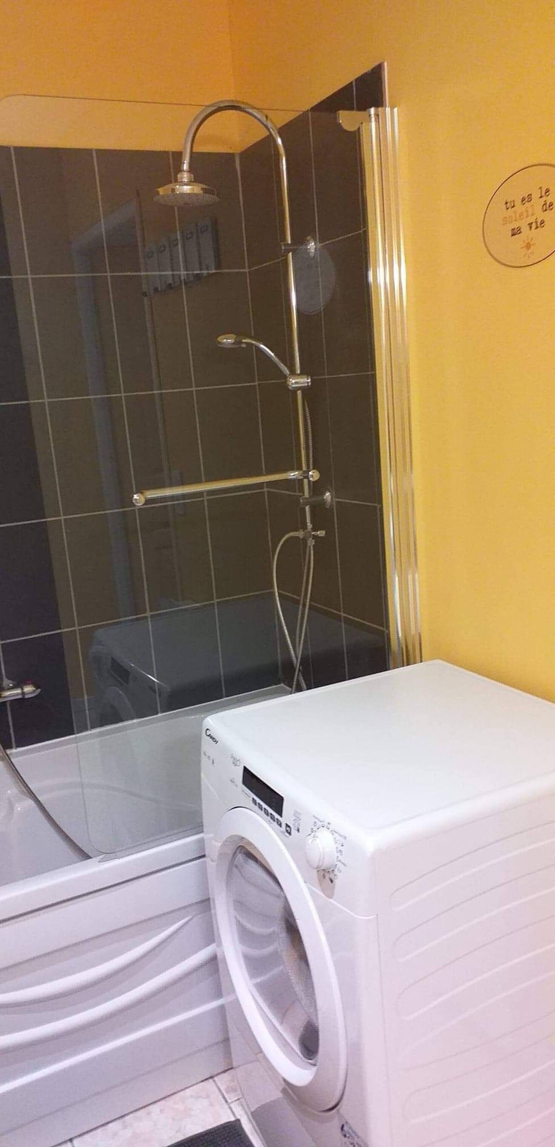 Combined shower/bathtub, free toiletries, hair dryer, towels