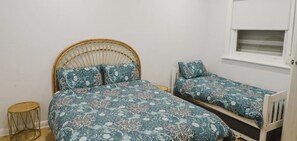 5 bedrooms, travel cot