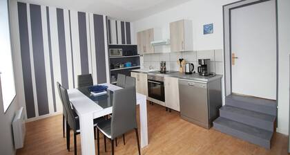 Santorini - Appartement avec décoration soignée au coeur de la FÚre