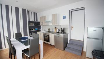 Een koelkast, een microgolfoven, een oven, een kookplaat