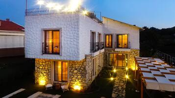 Fassade der Unterkunft – Abend/Nacht