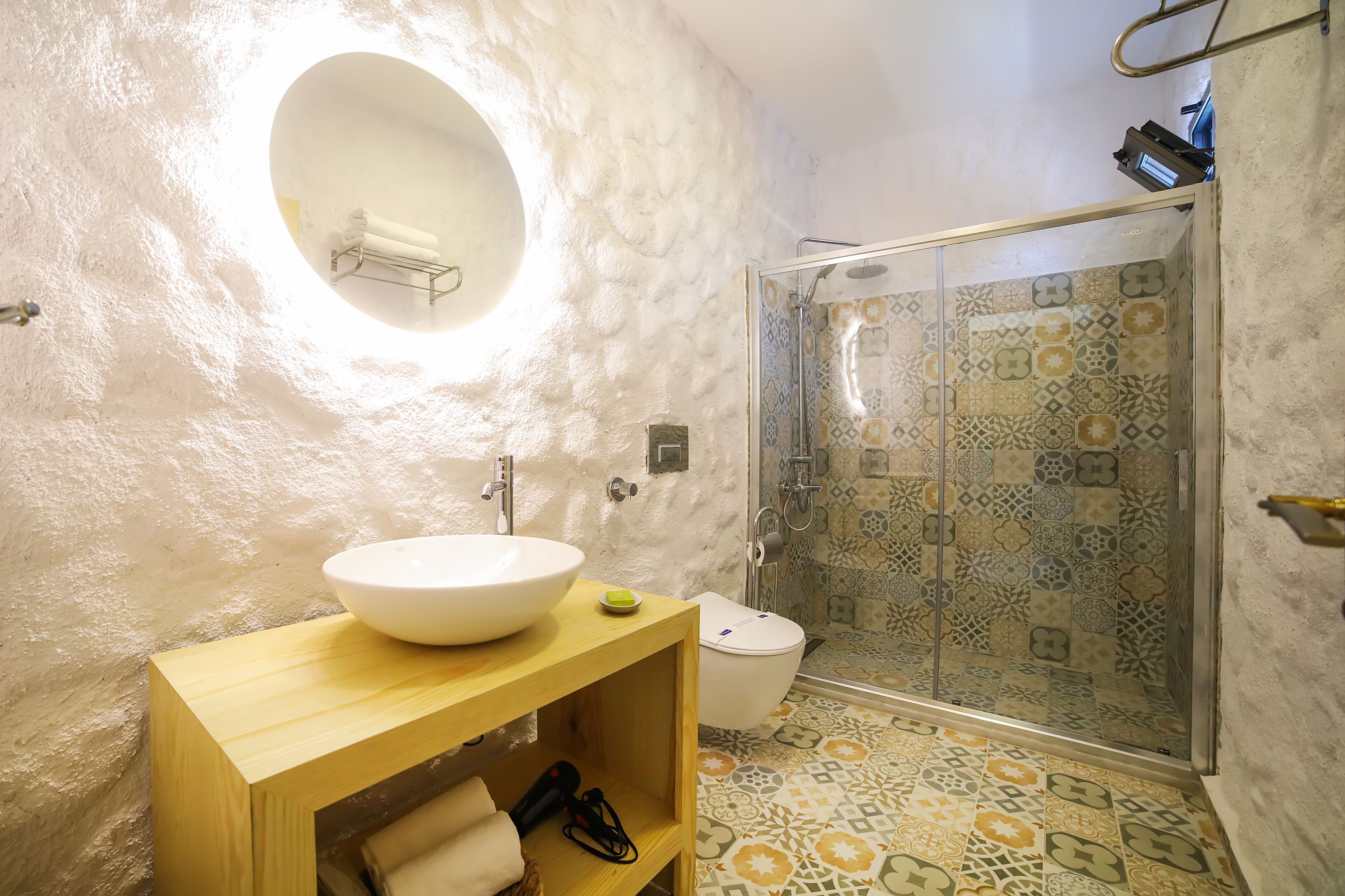 deluxe double room, 1 queen bed, partial sea view | bathroom | shower, rainfall showerhead, free toiletries, hair dryer