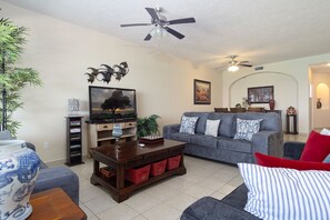 Een televisie, een dvd-speler en een stereo