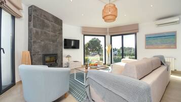 Televisie en een open haard