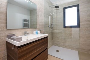 Douche, serviettes fournies