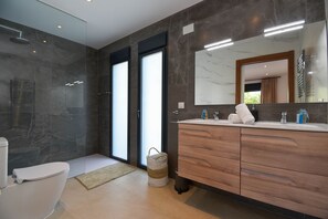 Shower, towels