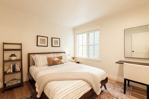 4 bedrooms, desk, WiFi, bed sheets