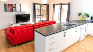 Lemari es, microwave, oven, dan kompor