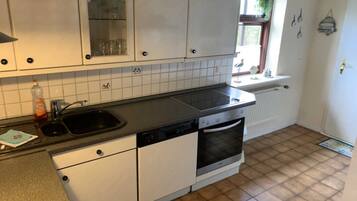 Kühlschrank, Mikrowelle, Ofen, Geschirrspüler
