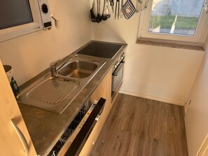 Een koelkast, een magnetron, een oven, een vaatwasser