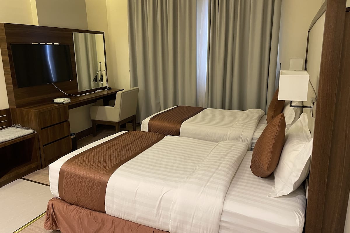 Tabla de planchar con plancha, wifi gratis y ropa de cama