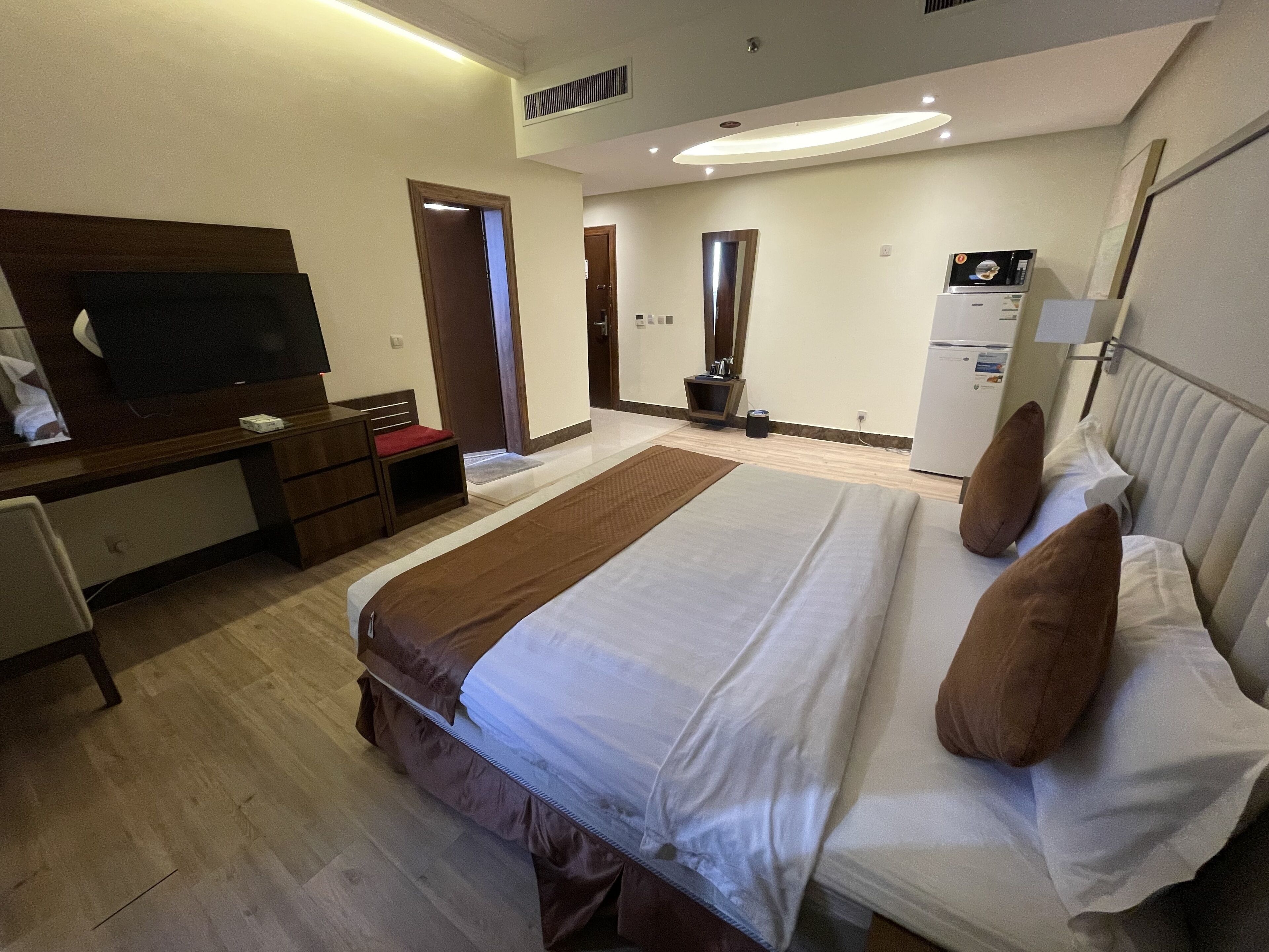 Tabla de planchar con plancha, wifi gratis y ropa de cama 