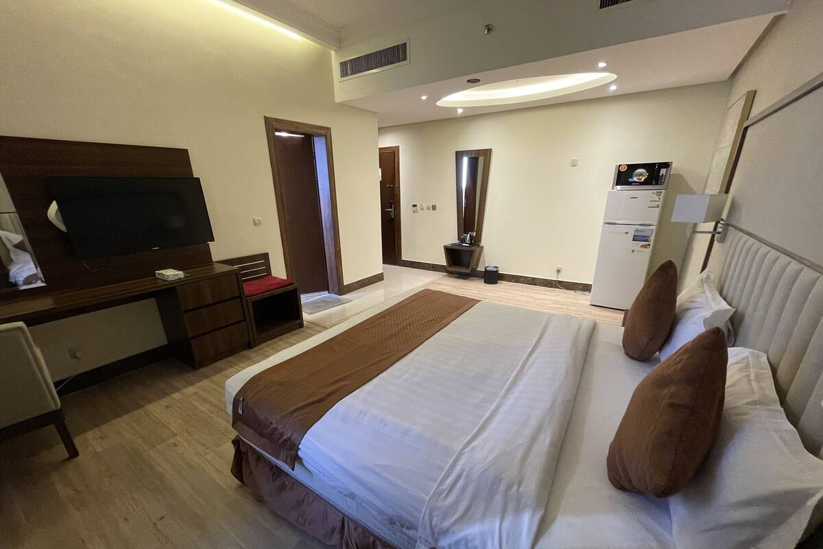 Tabla de planchar con plancha, wifi gratis y ropa de cama