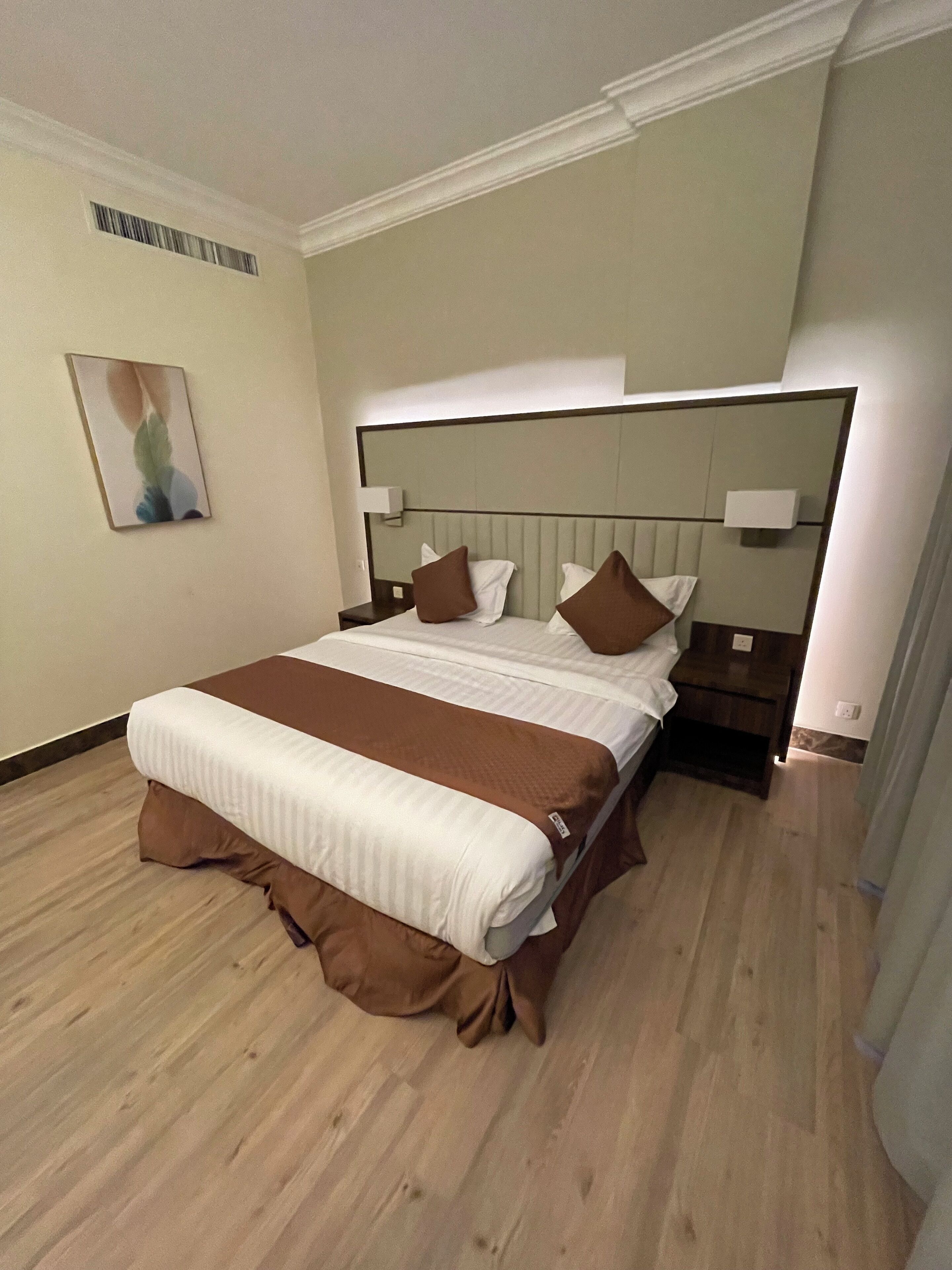 Tabla de planchar con plancha, wifi gratis y ropa de cama 