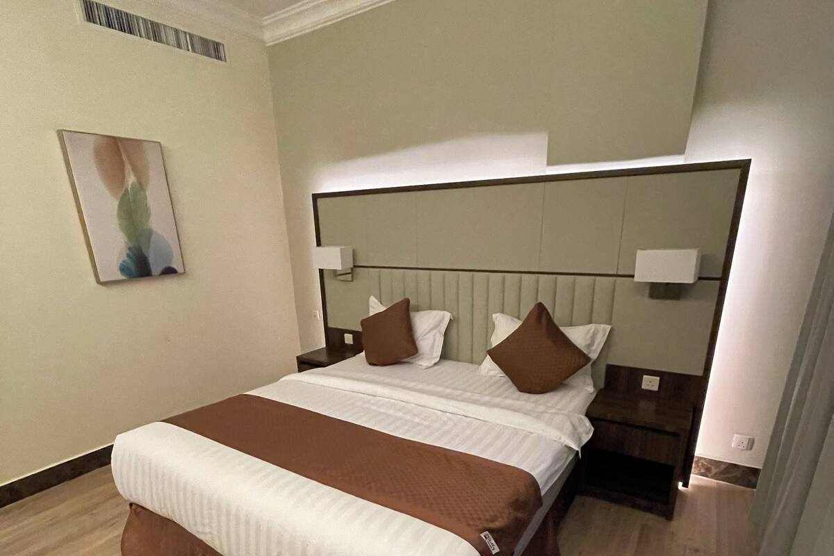 Tabla de planchar con plancha, wifi gratis y ropa de cama