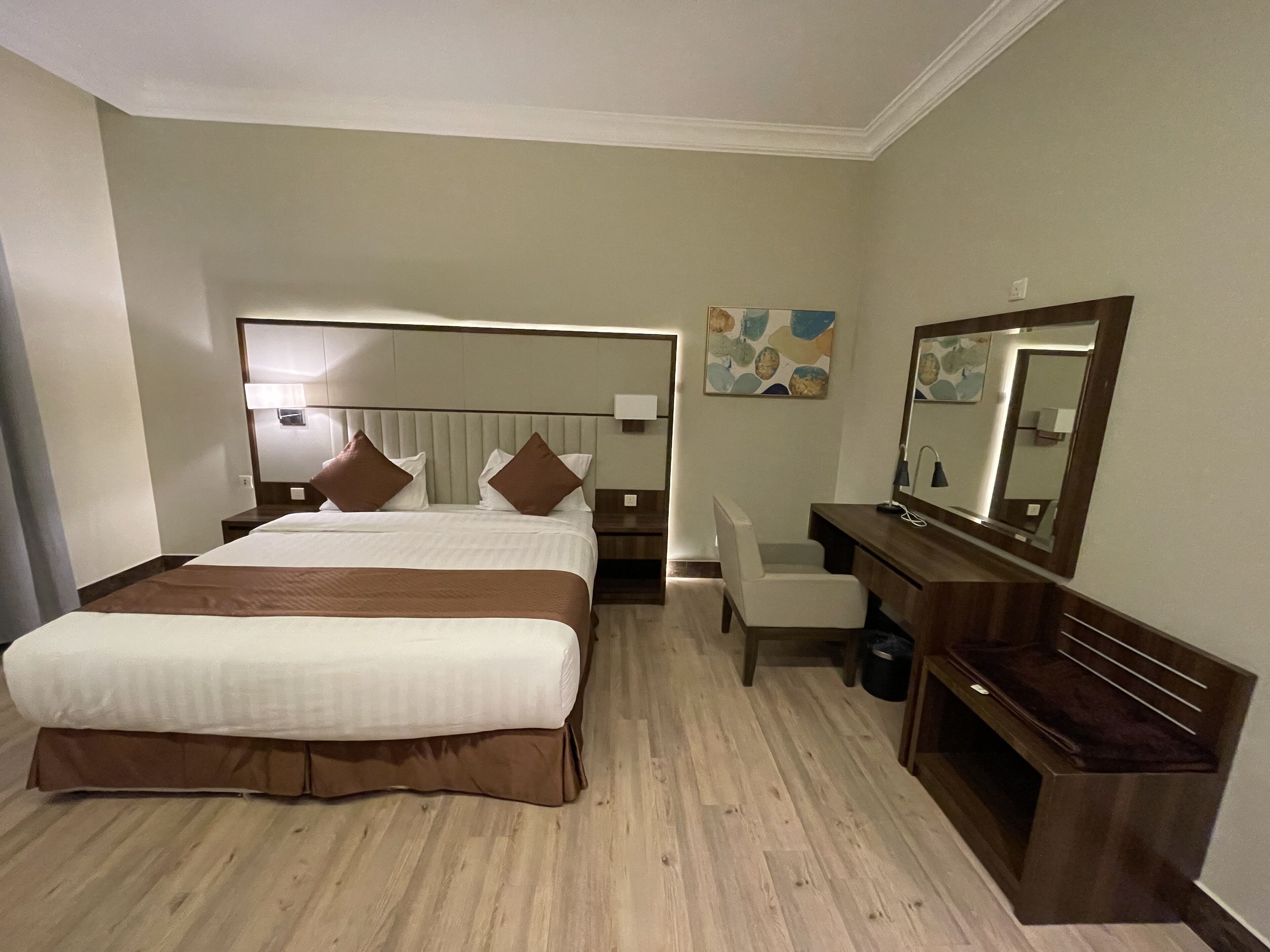 Tabla de planchar con plancha, wifi gratis y ropa de cama 