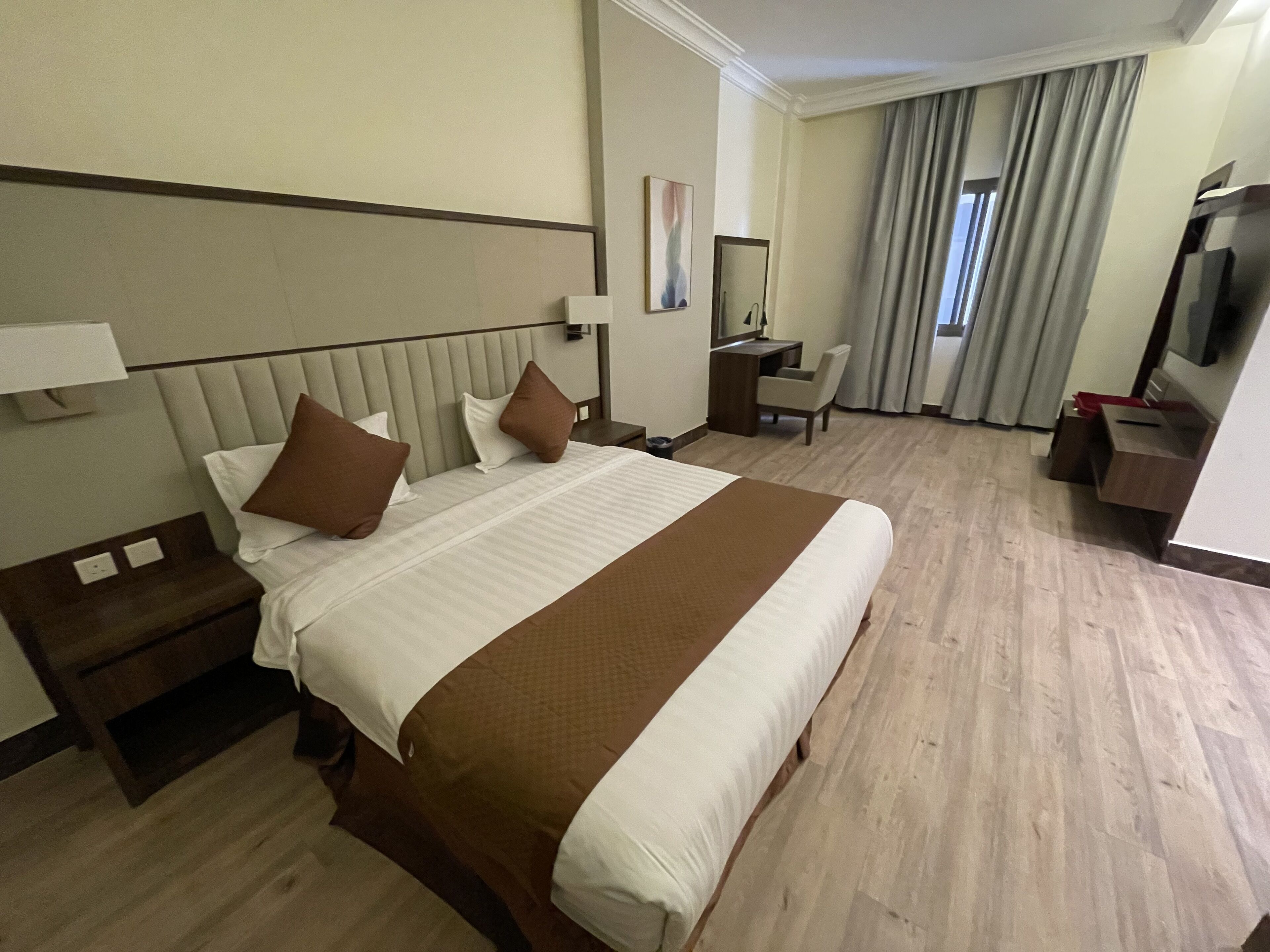 Tabla de planchar con plancha, wifi gratis y ropa de cama 