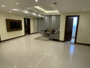 Three Bedroom Apartment | บริเวณนั่งเล่น | ทีวีจอแอลอีดี 55 นิ้ว พร้อมช่องดาวเทียม, ทีวี, เตาผิง