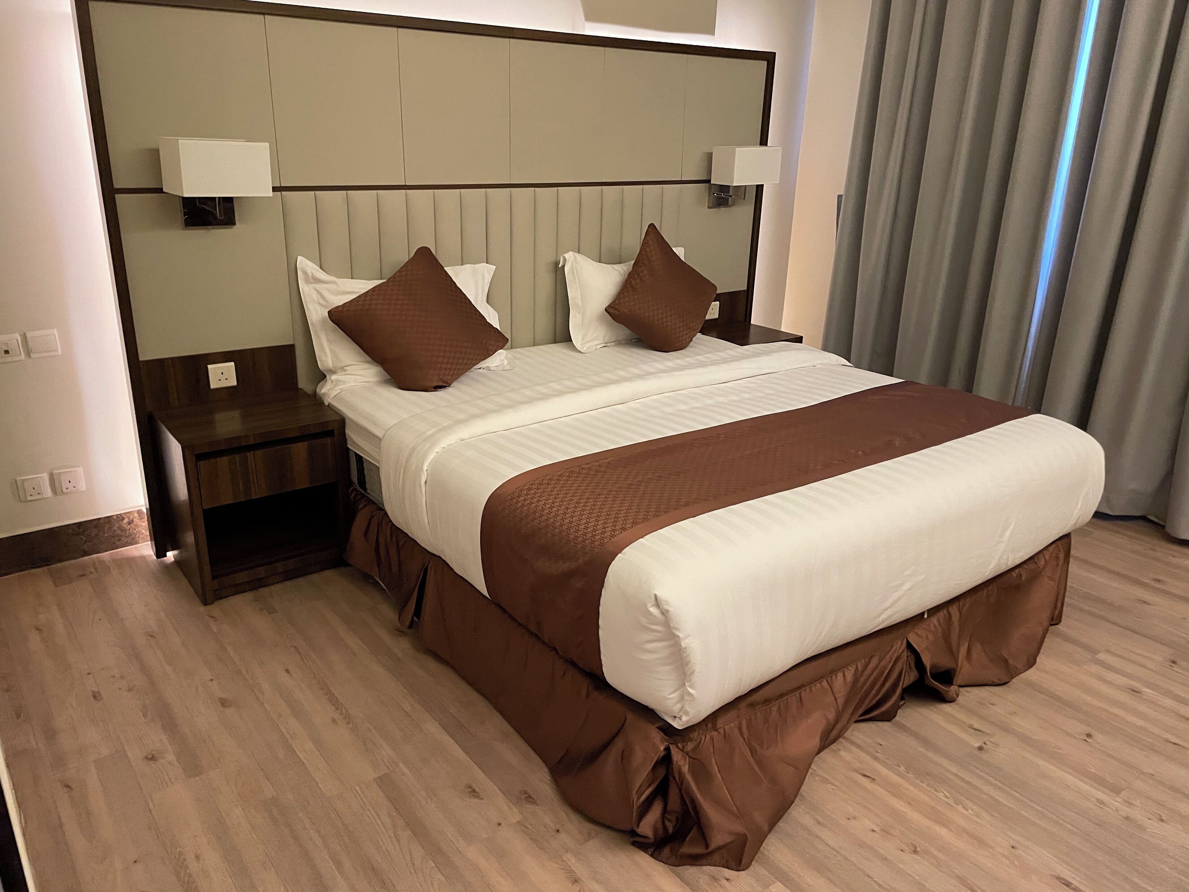 Tabla de planchar con plancha, wifi gratis y ropa de cama 