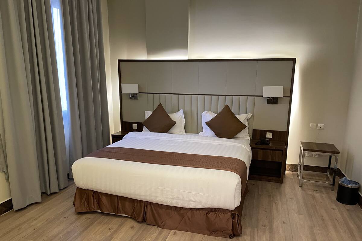 Tabla de planchar con plancha, wifi gratis y ropa de cama